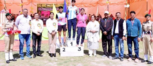 07जेएनडी11-वार्षिक खेलकूद की ऊंची कूद में हिस्सा लेता खिलाड़ी। संवाद 07जेएनडी11-वार्षिक खेलकूद की ऊंची कूद में हिस्सा लेता खिलाड़ी। संवाद