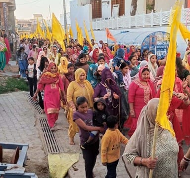07जेएनडी16-मोरखी में दादा तीर्थ की मूर्ति की परिक्रमा करवाते हुए ग्रामीण। संवाद