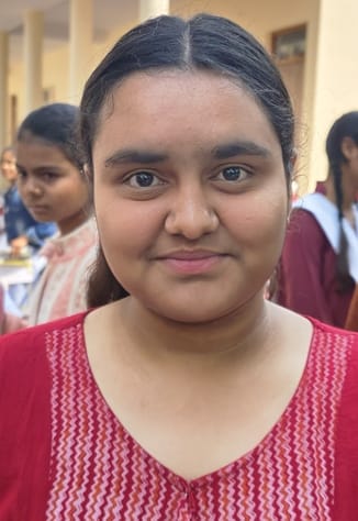 अंग्रेजी की बोर्ड परीक्षा देकर बाहर आती छात्राएं। संवाद अंग्रेजी की बोर्ड परीक्षा देकर बाहर आती छात्राएं। संवाद