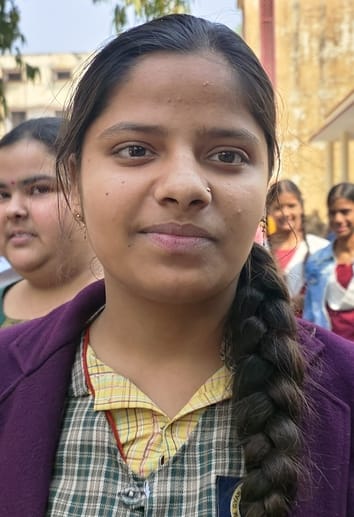 अंग्रेजी की बोर्ड परीक्षा देकर बाहर आती छात्राएं। संवाद अंग्रेजी की बोर्ड परीक्षा देकर बाहर आती छात्राएं। संवाद