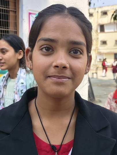 अंग्रेजी की बोर्ड परीक्षा देकर बाहर आती छात्राएं। संवाद अंग्रेजी की बोर्ड परीक्षा देकर बाहर आती छात्राएं। संवाद
