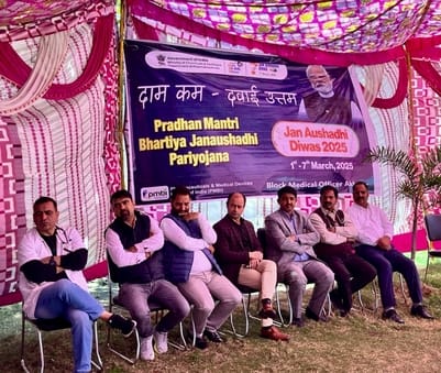 अखनूर उपजिला अस्पताल में जन औषदि दिवस के उपलक्ष्य पर मौजूद अतिथिगण एवं प्रस्तुति देते बच्चे।