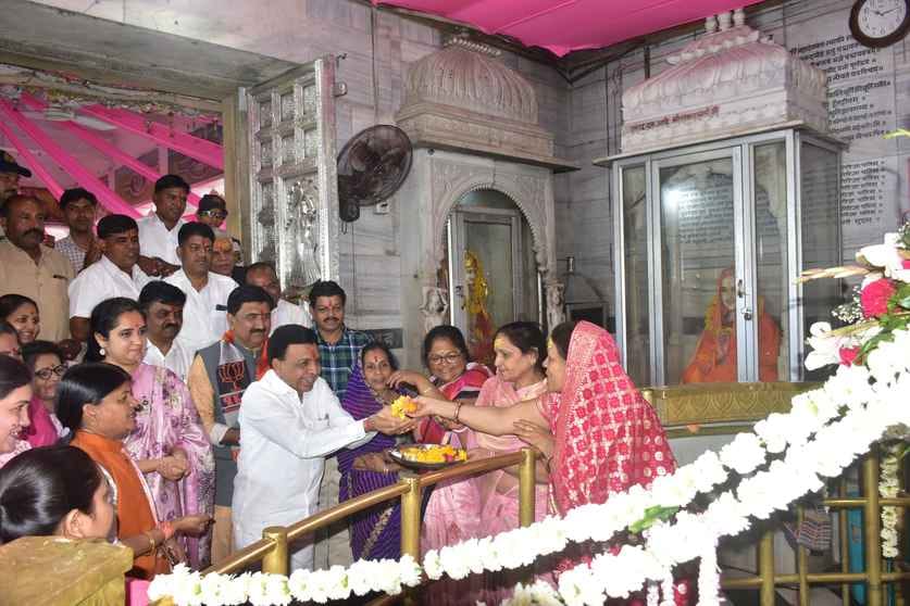 भगवान पशुपतिनाथ का मंदिर पिंक रोशनी से जगमगाया