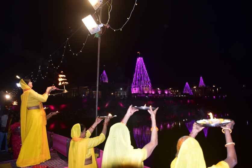 भगवान पशुपतिनाथ का मंदिर पिंक रोशनी से जगमगाया