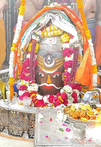 भस्म आरती श्रंगार मे बाबा महाकाल ने दिए त्रिनेत्र स्वरूप मे दर्शन, वित्त आयोग अध्यक्ष ने लिया श