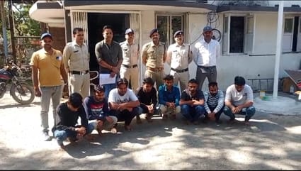 बिरलाग्राम पुलिस की कार्रवाई से मची हड़कंप, किराये के मकान मे पकड़ाए 8 युवक, दो फरार