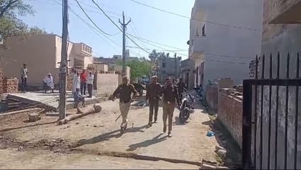 फोटो 36- सोनीपत के गोहाना के गांव छतैहरा में एक कमरे में बैठकर नकल डालने के लिए पर्चियां बनाते फोटो 36- सोनीपत के गोहाना के गांव छतैहरा में एक कमरे में बैठकर नकल डालने के लिए पर्चियां बनाते