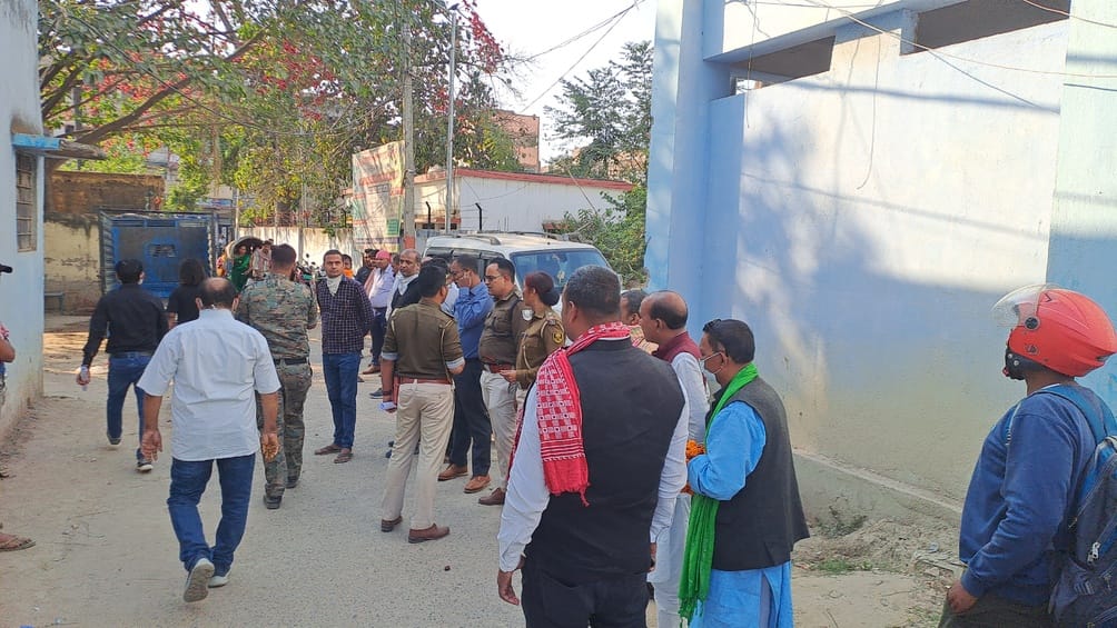 हत्या के भाड़ी संख्या में इकट्ठा लोग हत्या के भाड़ी संख्या में इकट्ठा लोग