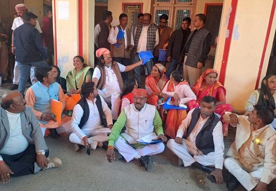 जिला पंचायत सभागार में बैठक करतीं जिला पंचायत अध्यक्ष बर्षा यादव। संवाद