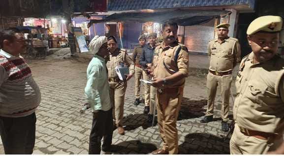 नीमगांव में बवाल के बाद टूटी बोतलें व बिखरी कांच। स्रोत : सोशल मीडिया नीमगांव में बवाल के बाद टूटी बोतलें व बिखरी कांच। स्रोत : सोशल मीडिया