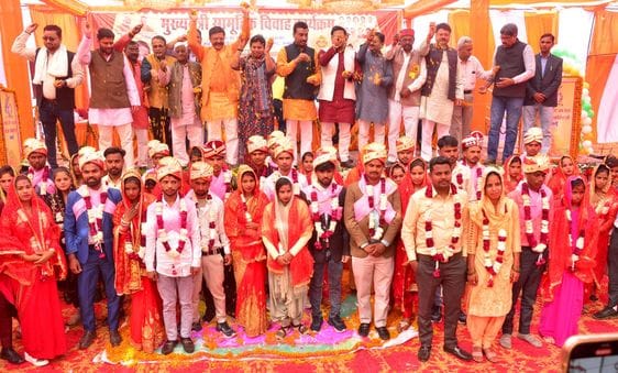 सामुहिक विवाह कार्यक्रम में सांस्कृतिक कार्यक्रम पेश करतीं छात्राएं। संवाद सामुहिक विवाह कार्यक्रम में सांस्कृतिक कार्यक्रम पेश करतीं छात्राएं। संवाद