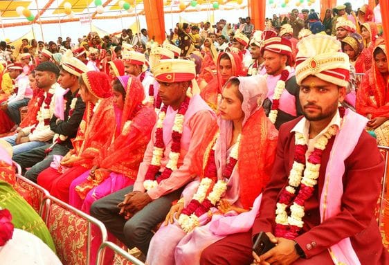 सामुहिक विवाह कार्यक्रम में सांस्कृतिक कार्यक्रम पेश करतीं छात्राएं। संवाद सामुहिक विवाह कार्यक्रम में सांस्कृतिक कार्यक्रम पेश करतीं छात्राएं। संवाद