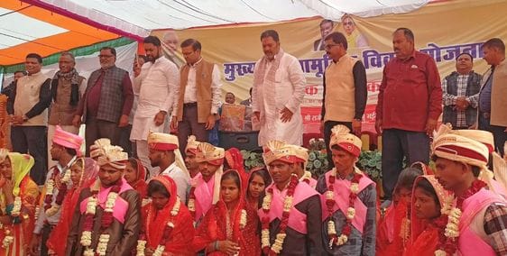 सामुहिक विवाह कार्यक्रम में सांस्कृतिक कार्यक्रम पेश करतीं छात्राएं। संवाद सामुहिक विवाह कार्यक्रम में सांस्कृतिक कार्यक्रम पेश करतीं छात्राएं। संवाद