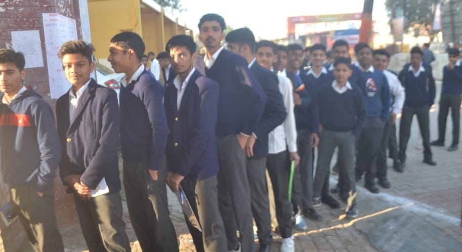 शामली ब्रिगेडियर होशियार सिंह इंटर कॉलेज बोर्ड परीक्षा में छात्राओं के परिचय पत्र चैक करती प्र शामली ब्रिगेडियर होशियार सिंह इंटर कॉलेज बोर्ड परीक्षा में छात्राओं के परिचय पत्र चैक करती प्र