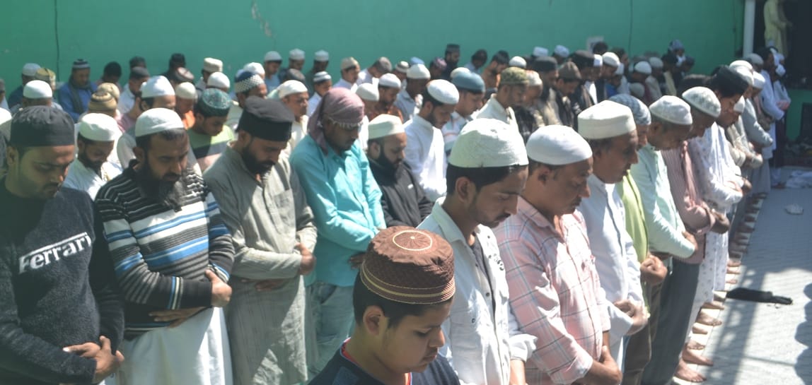 शामली के जमा मस्जिद में जुमे की नमाज अदा करते मुस्लिम समाज के लोग । संवाद शामली के जमा मस्जिद में जुमे की नमाज अदा करते मुस्लिम समाज के लोग । संवाद