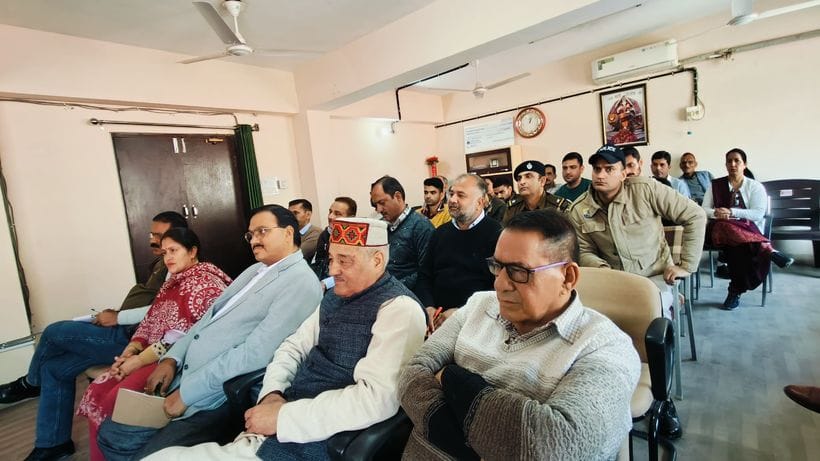 धर्मपुर में नलवाड़ व देवता मेला की तैयारियों को लेकर अधिकारियों से चर्चा करते स्थानीय विधायक च धर्मपुर में नलवाड़ व देवता मेला की तैयारियों को लेकर अधिकारियों से चर्चा करते स्थानीय विधायक च