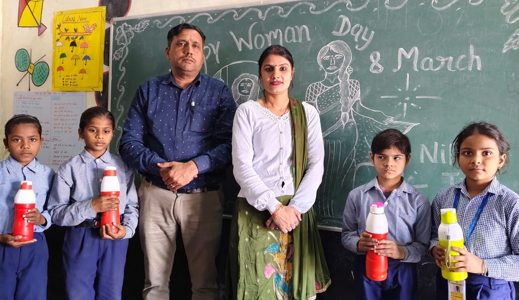08जेएनड12-हिंदू कन्या कॉलेज में हस्ताक्षर अभियान चलाते हुए स्टाफ सदस्य व विद्यार्थी। स्रोत कॉले 08जेएनड12-हिंदू कन्या कॉलेज में हस्ताक्षर अभियान चलाते हुए स्टाफ सदस्य व विद्यार्थी। स्रोत कॉले