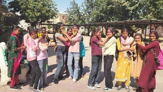 08जेएनडी19,20, 21: राजकीय महिला कॉलेज में एक दूसरे को गुलाल लगाती छात्राएं। संवाद