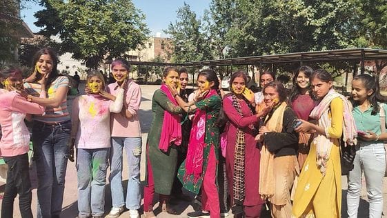 08जेएनडी19,20, 21: राजकीय महिला कॉलेज में एक दूसरे को गुलाल लगाती छात्राएं। संवाद