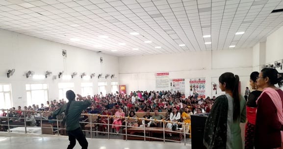 08जेएनडी22-हमेटी में आयोजित कार्यक्रम में प्रगतिशील महिला किसान को सम्मानित करती डॉ. अनुराधा सै 08जेएनडी22-हमेटी में आयोजित कार्यक्रम में प्रगतिशील महिला किसान को सम्मानित करती डॉ. अनुराधा सै