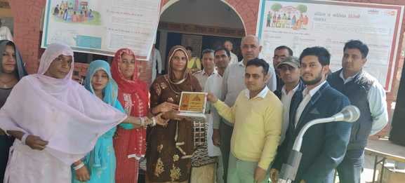 08जेएनडी22-हमेटी में आयोजित कार्यक्रम में प्रगतिशील महिला किसान को सम्मानित करती डॉ. अनुराधा सै 08जेएनडी22-हमेटी में आयोजित कार्यक्रम में प्रगतिशील महिला किसान को सम्मानित करती डॉ. अनुराधा सै