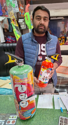 109-कैथल। होली पर बाजार में अपने परिजनों के साथ पिचकारी खरीदते बालक। संवाद