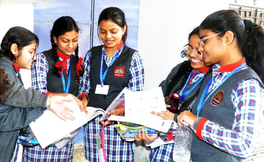 आर्य महिला इण्टर कॉलेज से यूपी बोर्ड की परीक्षा देकर बाहर निकलतीं छात्राएं। संवाद आर्य महिला इण्टर कॉलेज से यूपी बोर्ड की परीक्षा देकर बाहर निकलतीं छात्राएं। संवाद