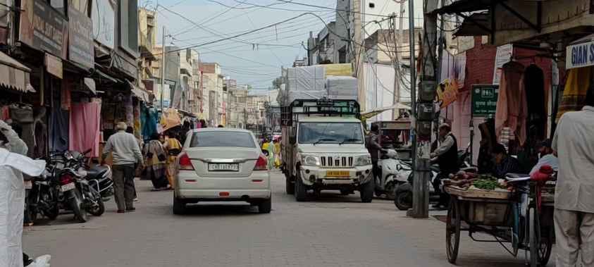 अंबाला सिटी के महावीर पार्क की दीवार के पास खड़े वाहन। संवाद