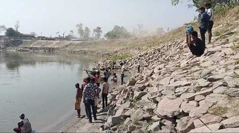 बेगूसराय में एक साथ गंगा स्नान करने के दौरान पांच भाई डूबे। तीन भाई की डूबने से हुई मौत। लोग को बेगूसराय में एक साथ गंगा स्नान करने के दौरान पांच भाई डूबे। तीन भाई की डूबने से हुई मौत। लोग को