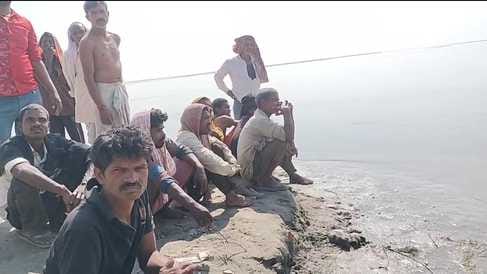 बेगूसराय में एक साथ गंगा स्नान करने के दौरान पांच भाई डूबे। तीन भाई की डूबने से हुई मौत। लोग को बेगूसराय में एक साथ गंगा स्नान करने के दौरान पांच भाई डूबे। तीन भाई की डूबने से हुई मौत। लोग को