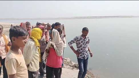 बेगूसराय में एक साथ गंगा स्नान करने के दौरान पांच भाई डूबे। तीन भाई की डूबने से हुई मौत। लोग को बेगूसराय में एक साथ गंगा स्नान करने के दौरान पांच भाई डूबे। तीन भाई की डूबने से हुई मौत। लोग को