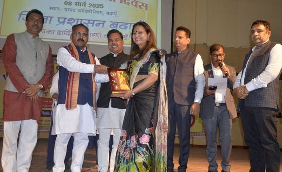 डायट ऑडिटोरियम में आयोजित कार्यक्रम में प्रस्तुति देती छात्रा। संवाद