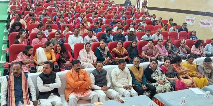 डायट ऑडिटोरियम में आयोजित कार्यक्रम में प्रस्तुति देती छात्रा। संवाद