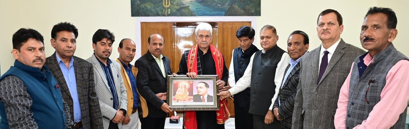 एलजी मनोज सिन्हा को पुष्पगुच्छ भेंट करते बार एसोसिएशन का प्रतिनिधिमंडल    स्रोत - बार एसोसिएशन 