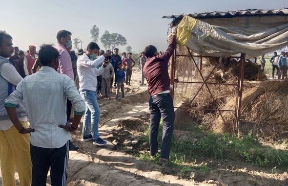 घटना स्थल पर जांच करती पुलिस। संवाद घटना स्थल पर जांच करती पुलिस। संवाद