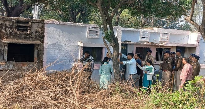 कालागढ़ की केन्द्रीय कालोनी में राजकीय आवासों को ध्वस्त करती जेसीबी मशीन। स्रोत संवाद