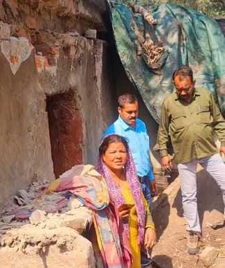 कालागढ़ की केन्द्रीय कालोनी में राजकीय आवासों को ध्वस्त करती जेसीबी मशीन। स्रोत संवाद