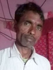 मौके पर शव को देखते ग्रामीण। संवाद मौके पर शव को देखते ग्रामीण। संवाद