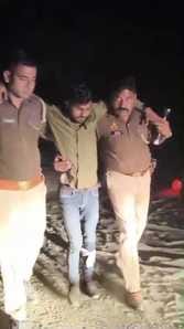 मुठभेड़ में घायल बदमाश को ले जाती पुलिस। स्रोत पुलिस विभाग