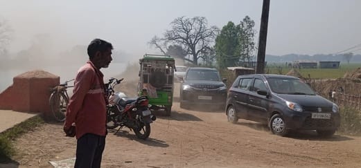 पूरनपुर-खटीमा मार्ग पर डगा पुल पर पड़ी दरार। संवाद पूरनपुर-खटीमा मार्ग पर डगा पुल पर पड़ी दरार। संवाद