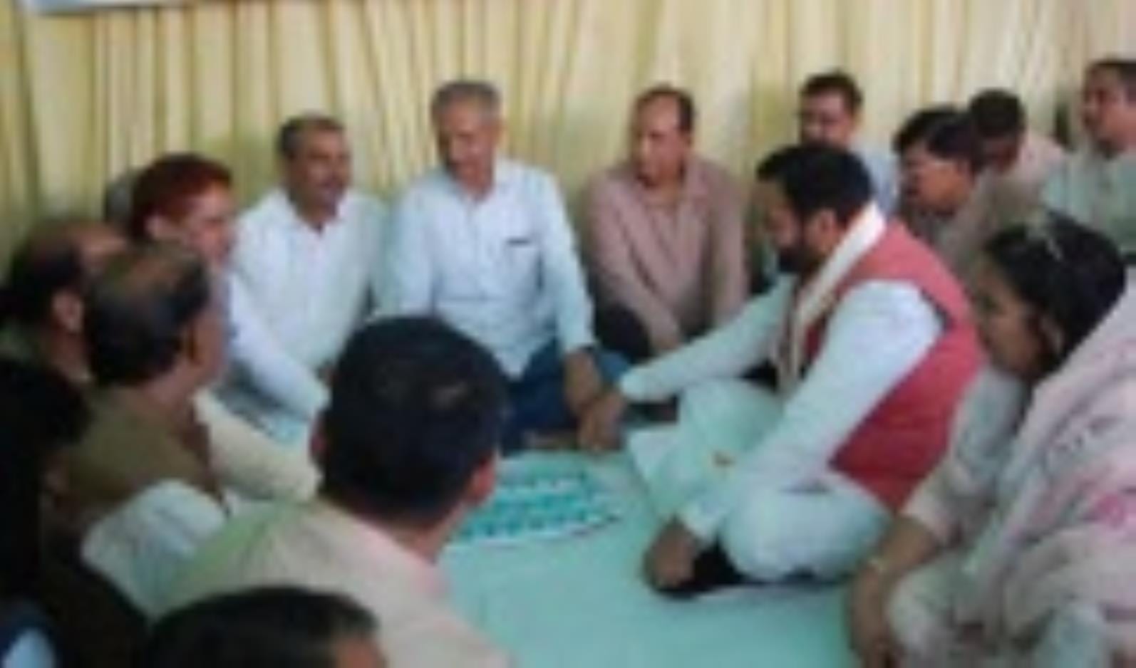 पूर्व मंत्री के निधन पर शोक जताने पहुंचे पूर्व मुख्यमंत्री भूपेंद्र सिंह हुड्डा। पूर्व मंत्री के निधन पर शोक जताने पहुंचे पूर्व मुख्यमंत्री भूपेंद्र सिंह हुड्डा।