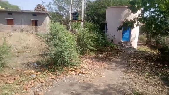 सीहोर। खेल मैदान की जगह पर नजर आ रही कटीली झाडिय़ां।