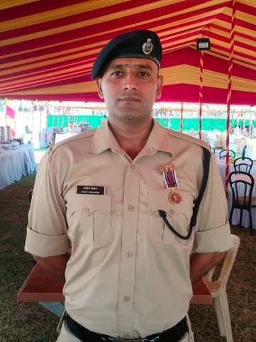 शामली के गांव तितरवाड़ा निवासी सीआईएसएफ के कांस्टेबल अंकित चौहान को सम्मानित करते केंद्रीय गृहम