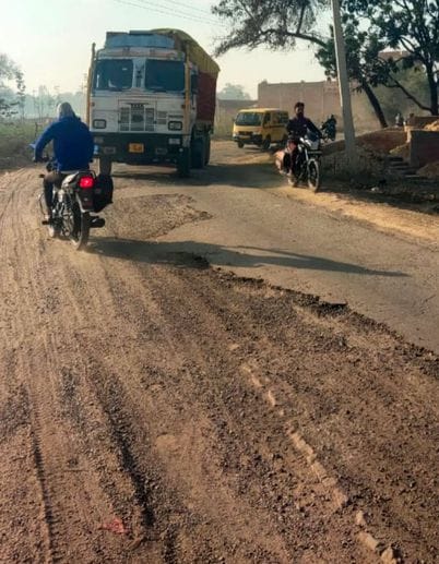 टिकटगंज से पुरानी चुंगी को जाने वाली टूटी पड़ी सड़क। संवाद