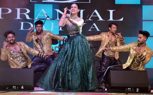 वीवी पीजी डिग्री कॉलेज शामली महोत्सव में रंगारंग कार्यक्रम प्रस्तुत करती हरियाणवी कलाकार  प्रां