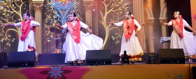 वीवी पीजी डिग्री कॉलेज शामली महोत्सव में रंगारंग कार्यक्रम प्रस्तुत करती हरियाणवी कलाकार  प्रां