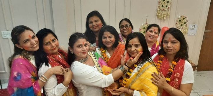 09जेएनडी33: सामाजिक संगठनों से जूड़ी महिलाएं तिलक होली खेलते हुए। संवाद 09जेएनडी33: सामाजिक संगठनों से जूड़ी महिलाएं तिलक होली खेलते हुए। संवाद
