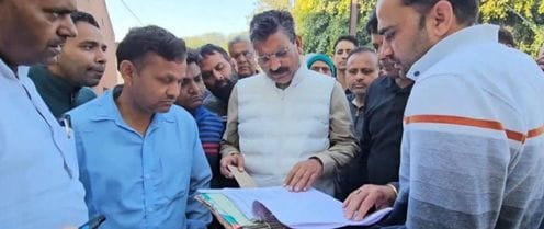 09जेएनडी45: बस में बैठे यात्री से समस्या जानते हुए कृष्ण बेदी। संवाद 09जेएनडी45: बस में बैठे यात्री से समस्या जानते हुए कृष्ण बेदी। संवाद