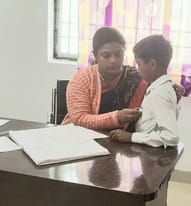 अमरिया क्षेत्र के प्राथमिक स्वास्थ्य केंद्र नगरिया कॉलोनी में आरोग्य मेले में मरीजों को देखते च