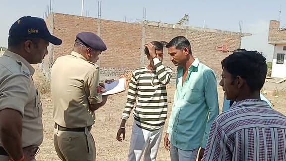 बालू रेती में दबी मिली लाश से फैली सनसनी, सिर पर मिले चोट के निशान, जिसका था मकान उसी की मिली ल बालू रेती में दबी मिली लाश से फैली सनसनी, सिर पर मिले चोट के निशान, जिसका था मकान उसी की मिली ल
